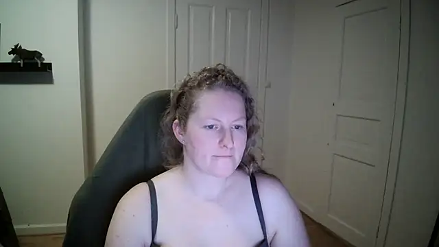 Girlnina-1995 online show from December 12, 2024, 7:37 pm