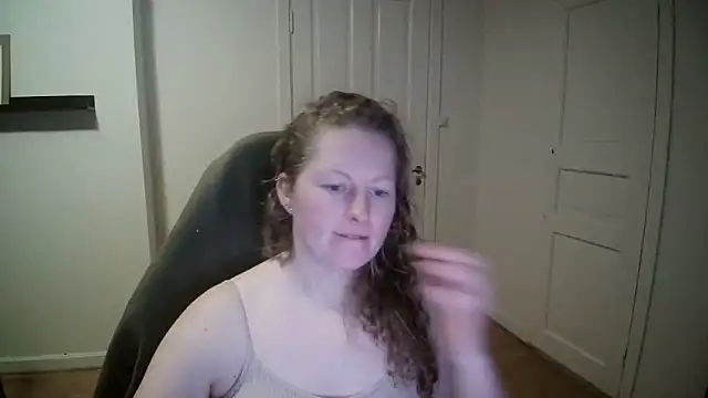 Girlnina-1995 online show from January 20, 2025, 3:39 pm