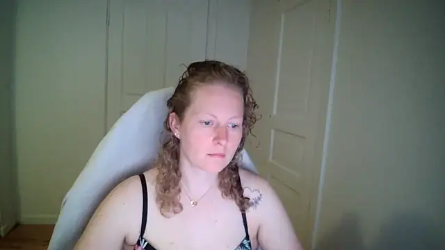 Girlnina-1995 online show from May 4, 2026, 6:09 am