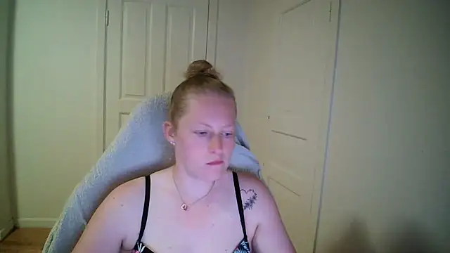 Girlnina-1995 online show from May 11, 2026, 4:04 pm