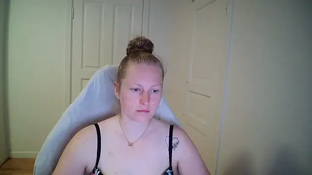 Girlnina-1995 online show from May 18, 2026, 8:20 am