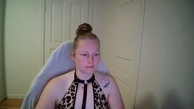 Girlnina-1995 online show from May 19, 2026, 5:03 am