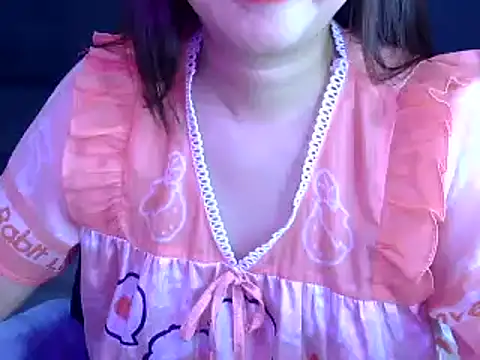 Snapshot of Bee_2k chatting on October 9, 2025, 4:43 am Bee 2k online show from October 9, 2025, 4:43 am