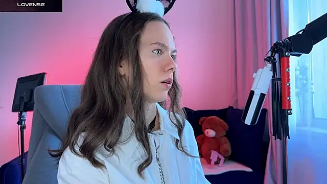 Snapshot of DivineBite chatting on September 17, 2025, 2:08 pm DivineBite online show from September 17, 2025, 2:08 pm