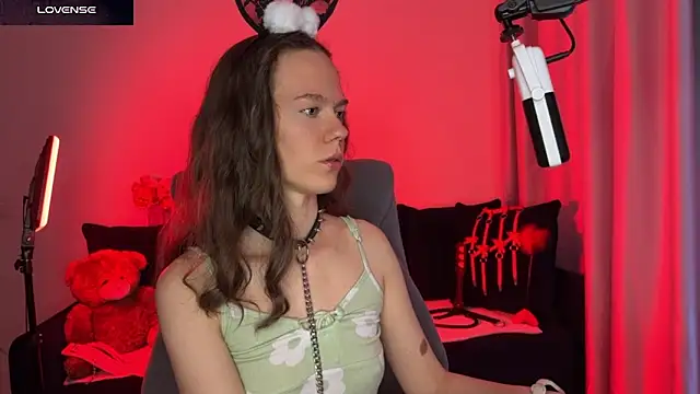 Snapshot of DivineBite chatting on September 21, 2025, 3:35 pm DivineBite online show from September 21, 2025, 3:35 pm