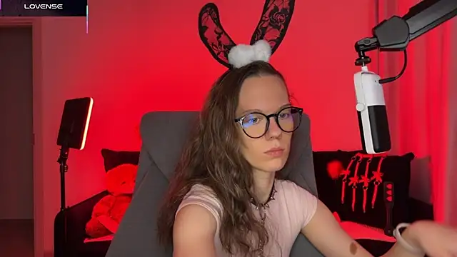 Snapshot of DivineBite chatting on October 10, 2025, 3:44 pm DivineBite online show from October 10, 2025, 3:44 pm