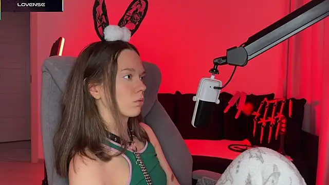 Snapshot of DivineBite chatting on October 27, 2025, 12:20 pm DivineBite online show from October 27, 2025, 12:20 pm