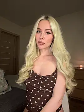 Snapshot of xDinnax chatting on October 14, 2025, 3:35 pm xDinnax online show from October 14, 2025, 3:35 pm