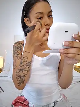 Snapshot of Leaberry chatting on September 18, 2025, 8:33 pm Leaberry online show from September 18, 2025, 8:33 pm