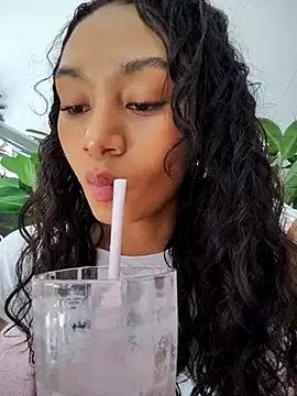 Snapshot of Leaberry chatting on October 15, 2025, 8:09 pm Leaberry online show from October 15, 2025, 8:09 pm