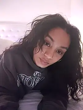 Snapshot of Leaberry chatting on October 17, 2025, 11:18 pm Leaberry online show from October 17, 2025, 11:18 pm