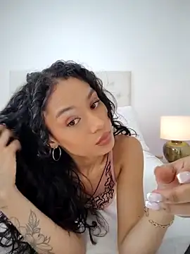 Snapshot of Leaberry chatting on October 19, 2025, 8:20 pm Leaberry online show from October 19, 2025, 8:20 pm