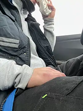 Snapshot of simoninside25 chatting on December 16, 2025, 12:32 pm simoninside25 online show from December 16, 2025, 12:32 pm