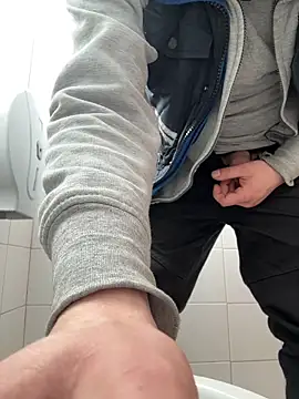 Snapshot of simoninside25 chatting on February 25, 2026, 11:09 am simoninside25 online show from February 25, 2026, 11:09 am