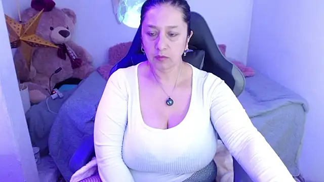 camilalatti online show from April 15, 2026, 12:28 am