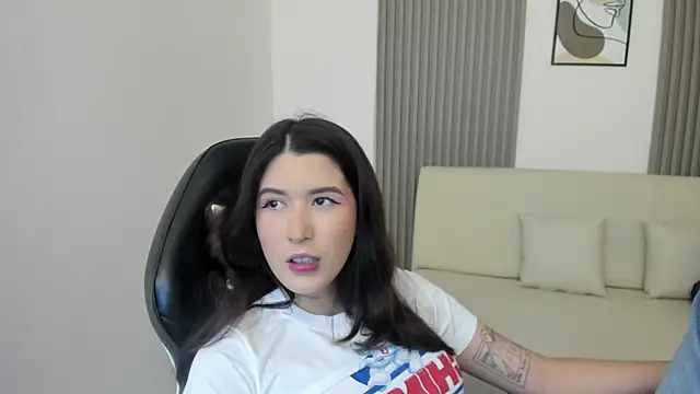 emilyycute  online show from March 12, 2025, 12:15 pm