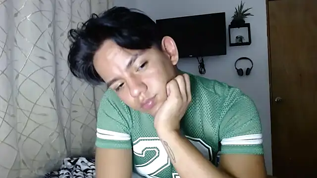 Apolo  lommelli online show from March 12, 2025, 3:57 am