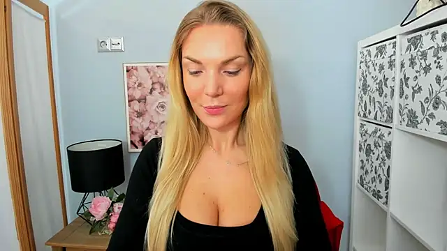 Snapshot of AulloraHoney chatting on February 14, 2025, 6:12 am AulloraHoney online show from February 14, 2025, 6:12 am