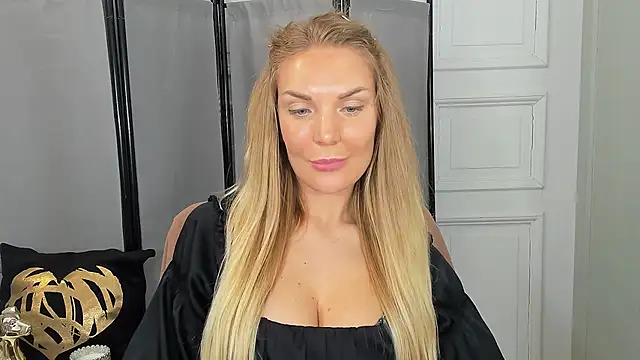 Snapshot of AulloraHoney chatting on June 7, 2026, 5:49 pm AulloraHoney online show from June 7, 2026, 5:49 pm