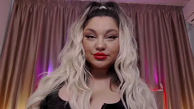 Snapshot of Larissa_K chatting on October 24, 2025, 7:05 am Larissa K online show from October 24, 2025, 7:05 am