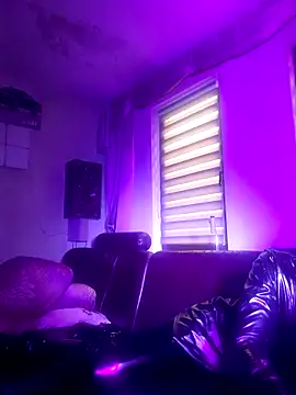 Snapshot of Crystalbitchx chatting on October 5, 2025, 7:28 am Crystalbitchx online show from October 5, 2025, 7:28 am