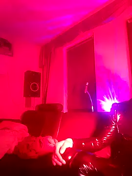 Snapshot of Crystalbitchx chatting on October 13, 2025, 10:32 pm Crystalbitchx online show from October 13, 2025, 10:32 pm