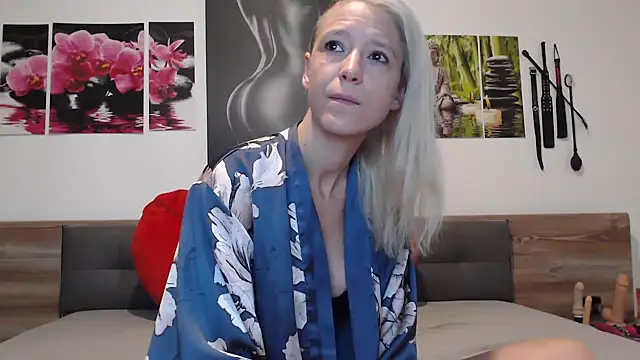 Naschkatze01 online show from September 28, 2025, 4:51 am