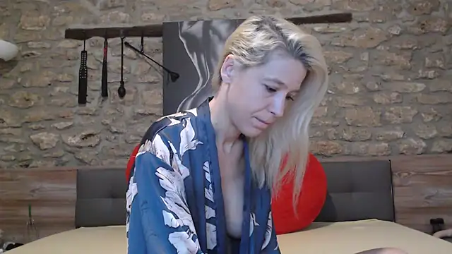 Naschkatze01 online show from December 23, 2025, 8:23 am