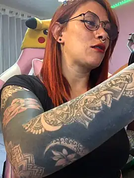 Snapshot of Luna_Paris_ chatting on January 2, 2025, 2:33 am Luna Paris online show from January 2, 2025, 2:33 am