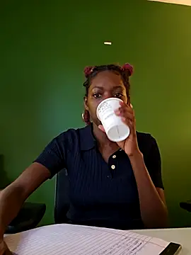 oliviaprettypussy online show from March 18, 2026, 2:31 pm