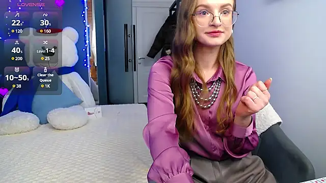 KateJonson online show from December 9, 2024, 1:24 pm