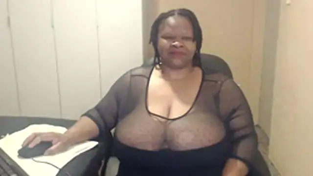 Snapshot of sweetnoziexx chatting on October 28, 2025, 5:11 am sweetnoziexx online show from October 28, 2025, 5:11 am