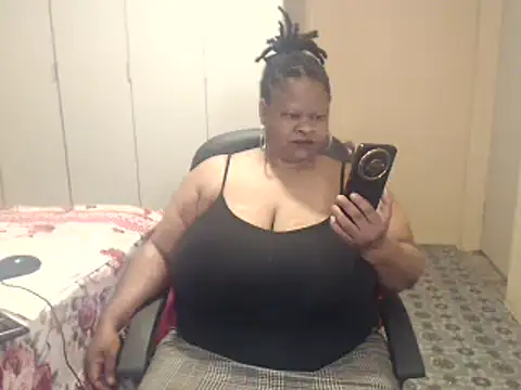 Snapshot of sweetnoziexx chatting on November 18, 2025, 5:45 am sweetnoziexx online show from November 18, 2025, 5:45 am