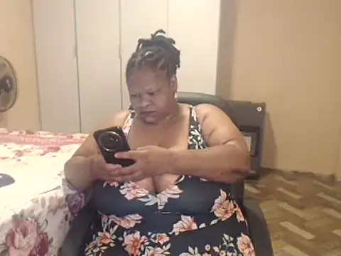 Snapshot of sweetnoziexx chatting on April 15, 2026, 5:14 am sweetnoziexx online show from April 15, 2026, 5:14 am