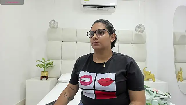 DanielleEvans  online show from September 22, 2025, 11:23 am