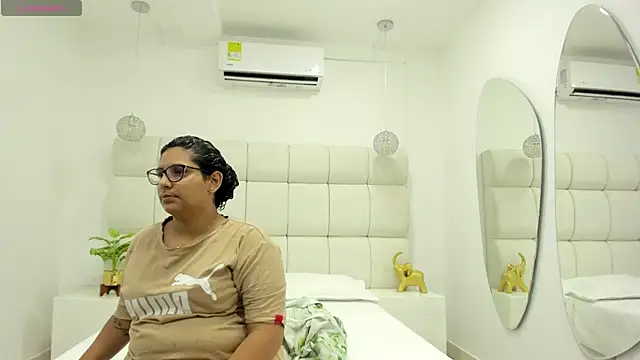 DanielleEvans  online show from September 30, 2025, 11:04 am