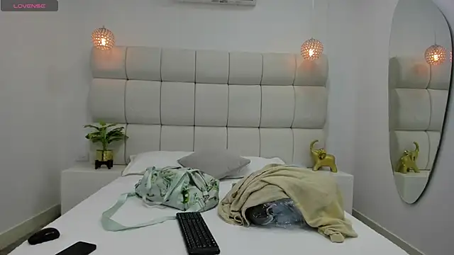 DanielleEvans  online show from October 1, 2025, 11:27 am