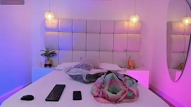 DanielleEvans  online show from October 8, 2025, 11:30 am