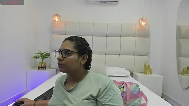 DanielleEvans  online show from October 20, 2025, 11:21 am