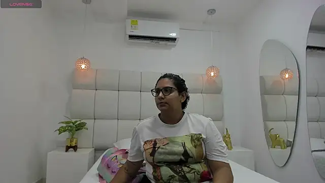 DanielleEvans  online show from October 31, 2025, 11:22 am