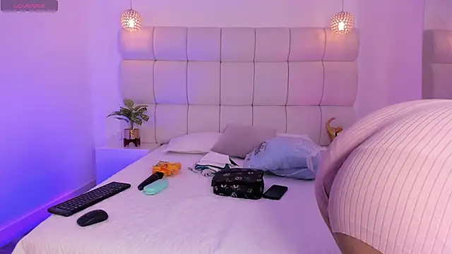 DanielleEvans  online show from November 7, 2025, 11:32 am