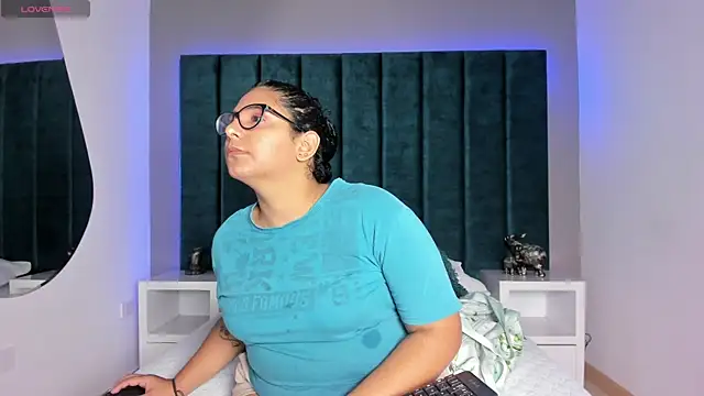 DanielleEvans  online show from February 4, 2026, 11:27 am