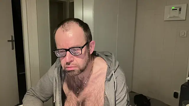 Snapshot of FABIOGLASSES chatting on February 8, 2026, 10:35 pm FABIOGLASSES online show from February 8, 2026, 10:35 pm