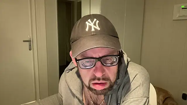 Snapshot of FABIOGLASSES chatting on March 15, 2026, 11:22 pm FABIOGLASSES online show from March 15, 2026, 11:22 pm