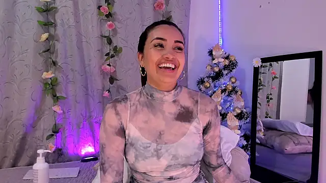 aisha es online show from December 18, 2024, 2:32 am
