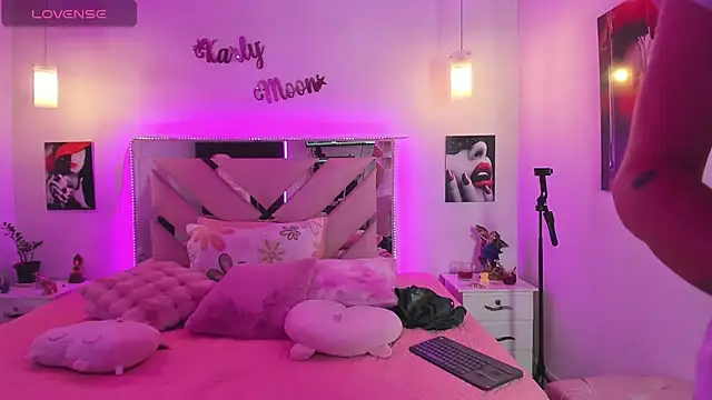 Karly moon online show from November 19, 2025, 5:13 pm