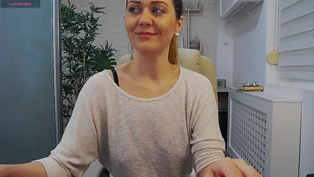 Snapshot of EllaMilf_ chatting on January 25, 2025, 8:42 am EllaMilf  online show from January 25, 2025, 8:42 am