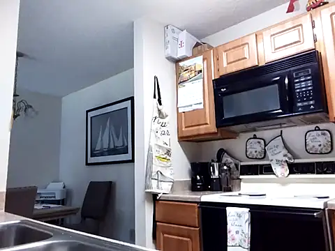 EvaRobinson online show from March 6, 2025, 4:07 pm