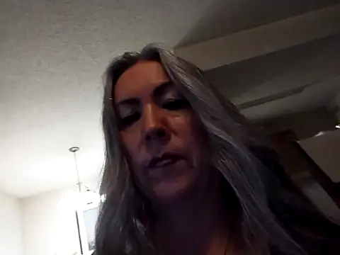 EvaRobinson online show from March 9, 2025, 7:48 pm