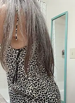 EvaRobinson online show from October 13, 2025, 8:09 pm